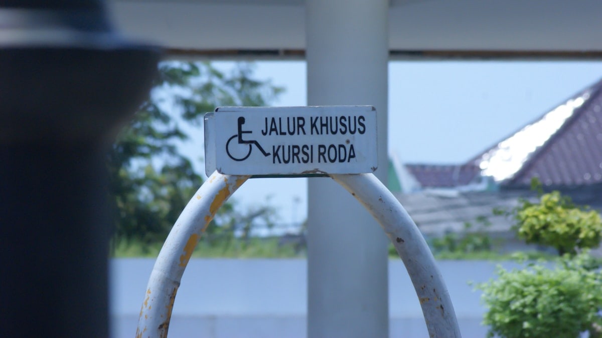 a sign that is on the side of a pole